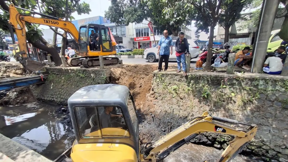 RUTIN: Saluran di Jalan Letjen Sutoyo, Kelurahan Rampal Claket, Klojen, dinormalisasi, kemarin (27/4). Panjang saluran yang dibersihkan mencapai satu kilometer. (Nabila Amelia / Radar Malang)