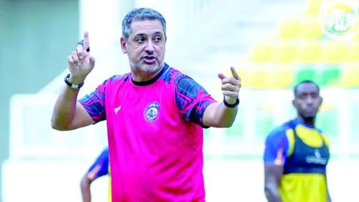 SIAP STRATEGI KHUSUS: Pelatih Kepala Arema FC Marcos Santos memberikan instruksi dalam sesi latihan tim. Dia mewaspadai para penyerang lawan. (foto: MO Arema FC)