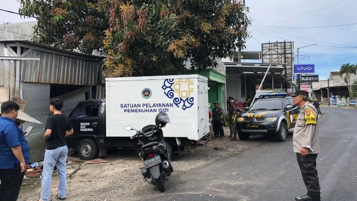 TELEDOR: Mobil MBG yang menabrak tiga rumah warga di Donomulyo.