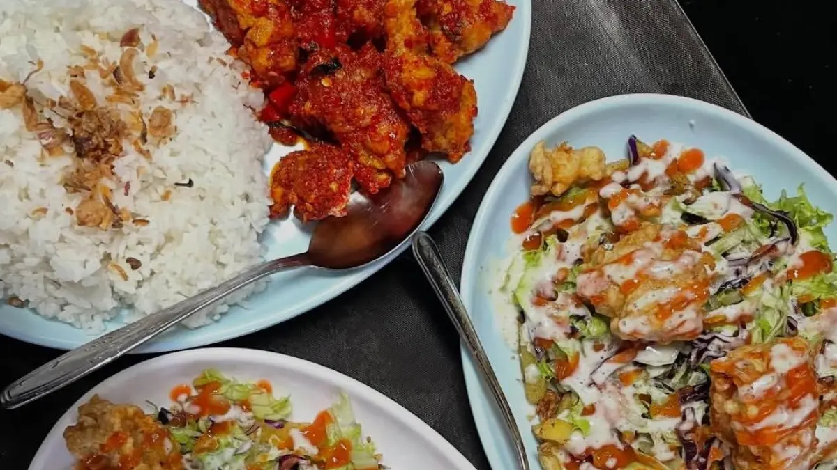 Tempat makan sekaligus nongkrong andalan mahasiswa. (Instagram @wrkuncoro)