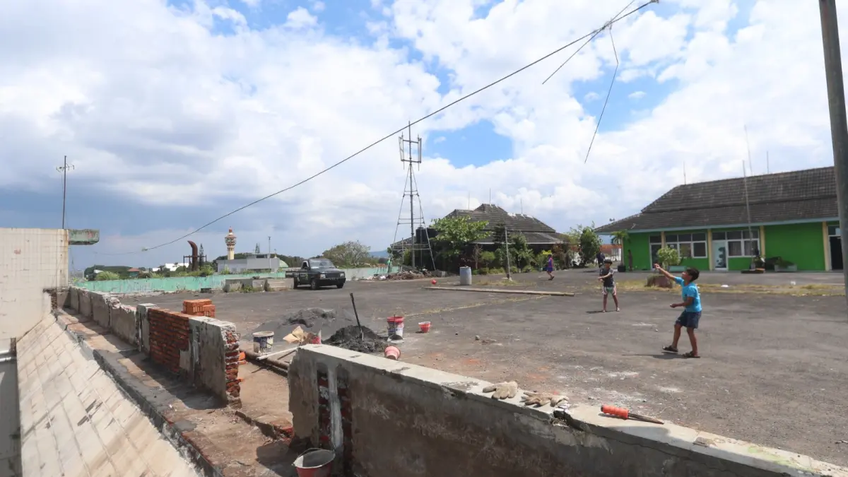 TIDAK BOLEH DIAKSES: Sejumlah anak-anak bermain layang-layang di rooftop Pasar Besar, kemarin. Ke depan, area itu akan dipasangi pembatas sederhana agar tidak diakses masyarakat. (foto: Darmono/Radar Malang)
