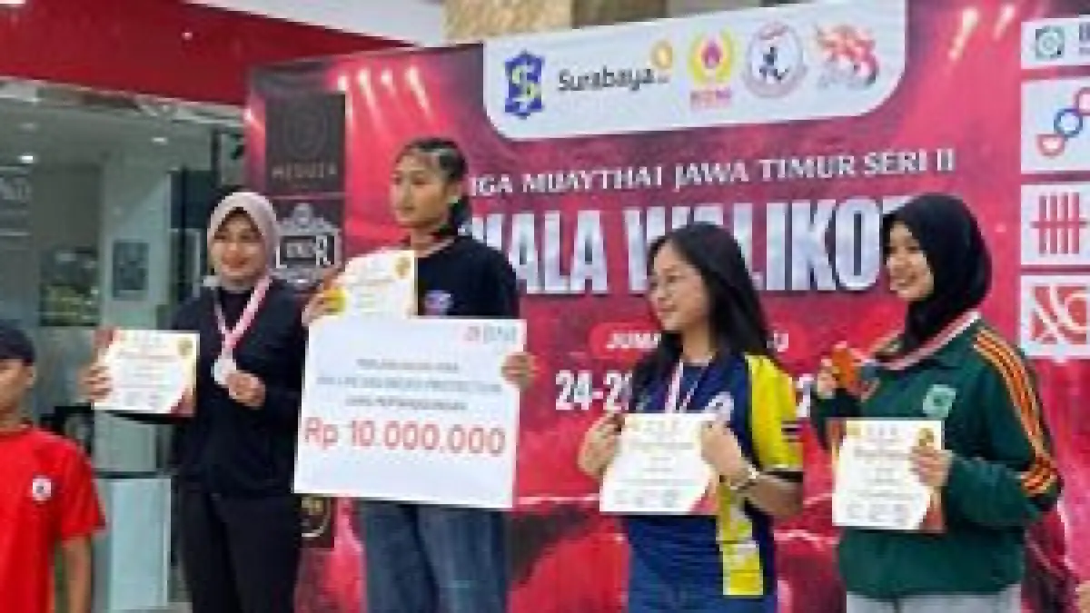 Atlet Muaythai Kota Batu Sri Ayu (kanan) mendapatkan medali perunggu untuk kategori Under 54 kilogram putri di Kejuaraan Provinsi Piala Walikota Surabaya,City of Tomorrow, Surabaya, Minggu lalu (26/4).