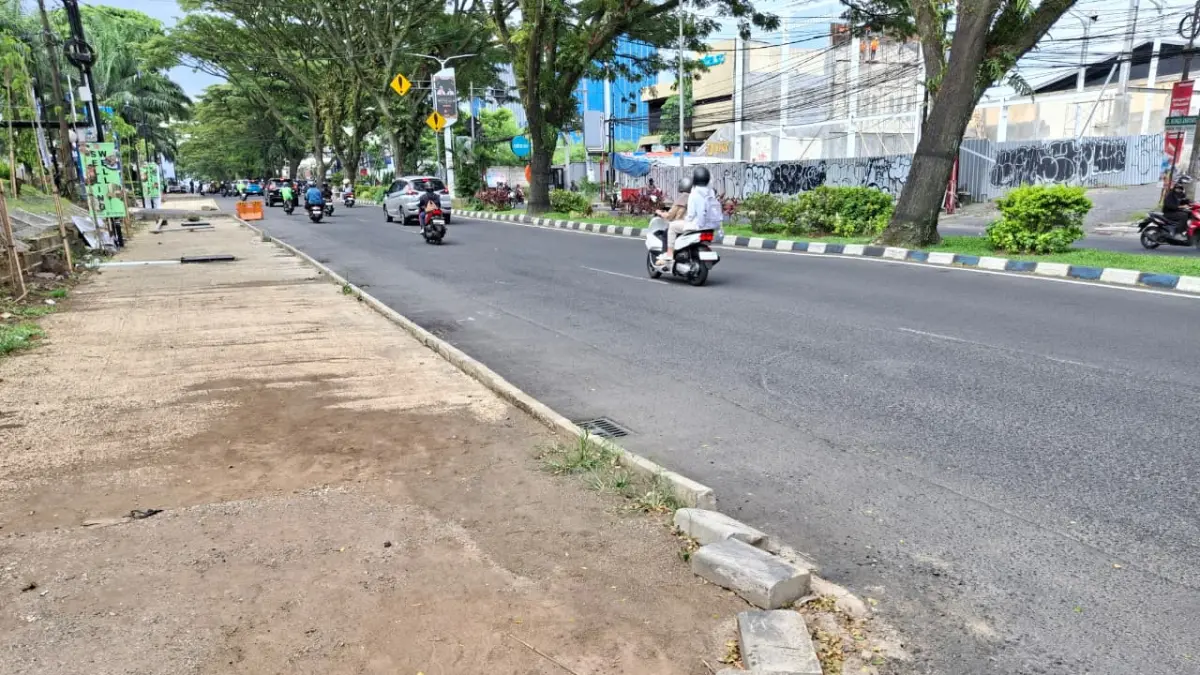 BAKAL DIPOLES: Jalur Pedestrian Jalan Soekarno-Hatta mulai dari Polinema sampai RS UB bakal dipercantik dengan tanaman dan pot bunga. (Nabila Amelia/Radar Malang)