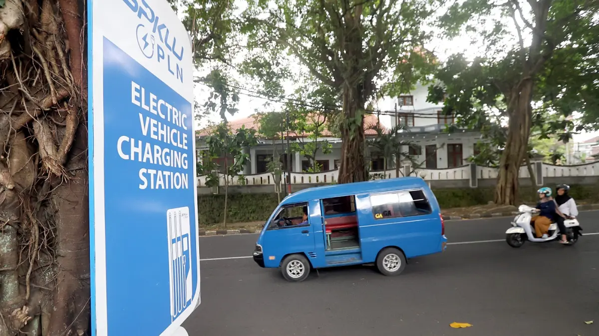BUTUH KEJELASAN: Salah satu angkot melintas di depan SPKLU di Jalan Majapahit, Klojen, kemarin (28/4). (Darmono / Radar Malang)