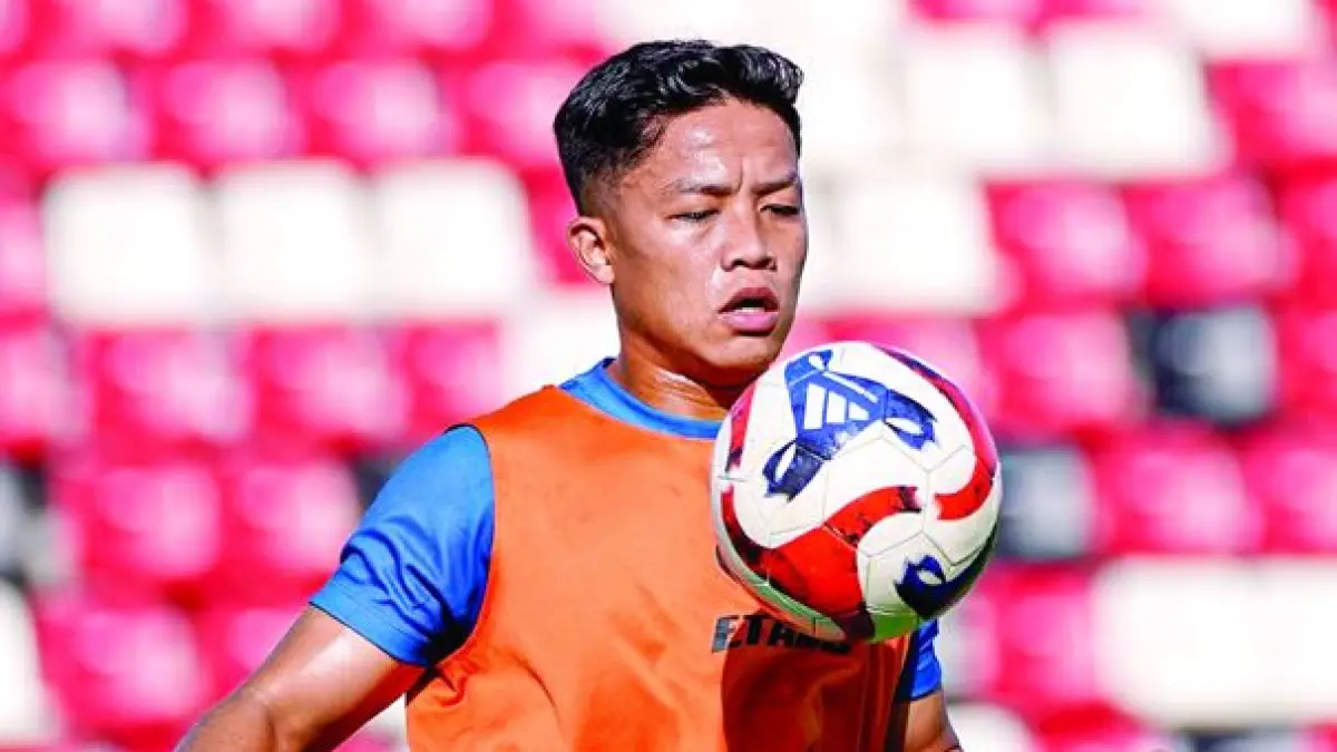 CEPAT BERADAPTASI: Fullback Arema FC Rio Fahmi mengontrol bola dalam sesi pemanasan sebelum melawan Persebaya di Stadion Kapten I Wayan Dipta, kemarin. (Foto:MO Arema FC)