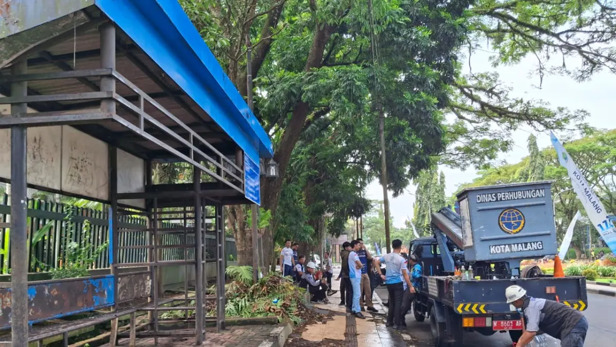 GERAK CEPAT: Sejumlah petugas Dishub Kota Malang membersihkan halte di Jalan Kertanegara, Kota Malang, Senin lalu (27/4). Dalam waktu dekat, pemkot bakal merumuskan penanganan untuk halte-halte yang tidak layak.