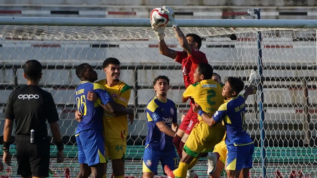 KALAH TAKTIK: Lucas Frigeri mengamankan bola dari tendangan penjuru Tim Persebaya Surabaya, kemarin sore (28/4). (Media Officer Arema FC For Radar Malang)