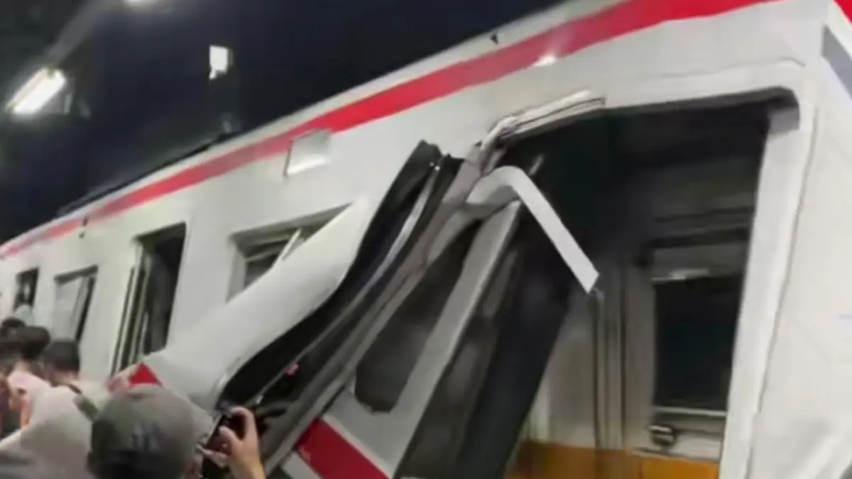 Kereta Api (KA) Argo Bromo Anggrek dilaporkan menabrak KRL Commuter Line pada Senin (27/4). (@kangdeden_)