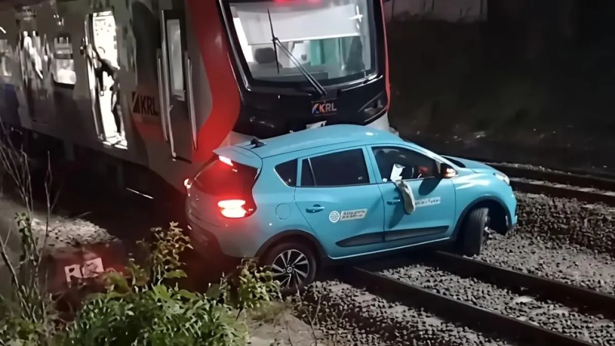 Kondisi taksi hijau SM Green disemper KRL sebelum kejadian laka antara KA Argo Bromo Anggrek dengan KRL di Stasiun Bekasi Timur. (Sumber: Istimewa)