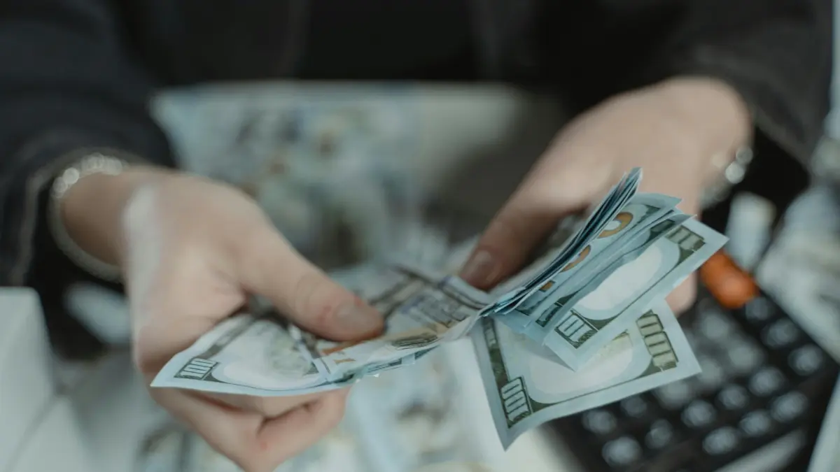 Literasi keuangan penting karena memberdayakan siswa untuk membuat pilihan keuangan yang cerdas. (Sumber: Pexels)