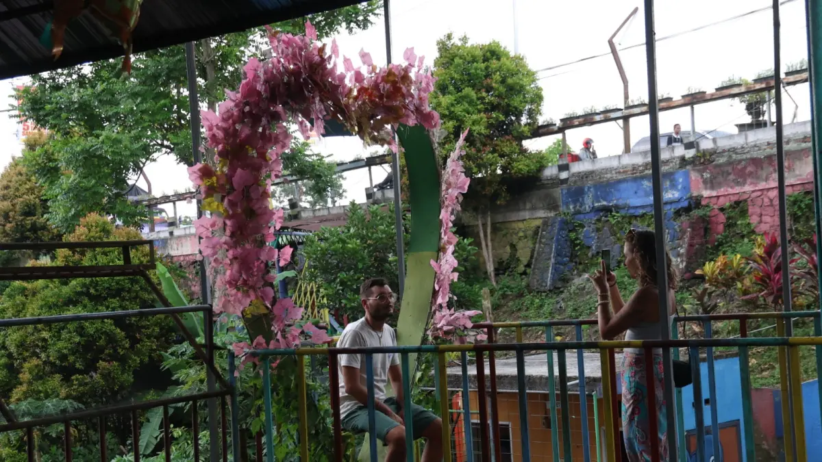MENIKMATI MOMEN: Wisatawan mancanegara mengabadikan momen  saat mengunjungi Kampung Tridi, Kelurahan Kesatrian, Kecamatan Blimbing, Kota Malang. (foto: Darmono/Radar Malang)