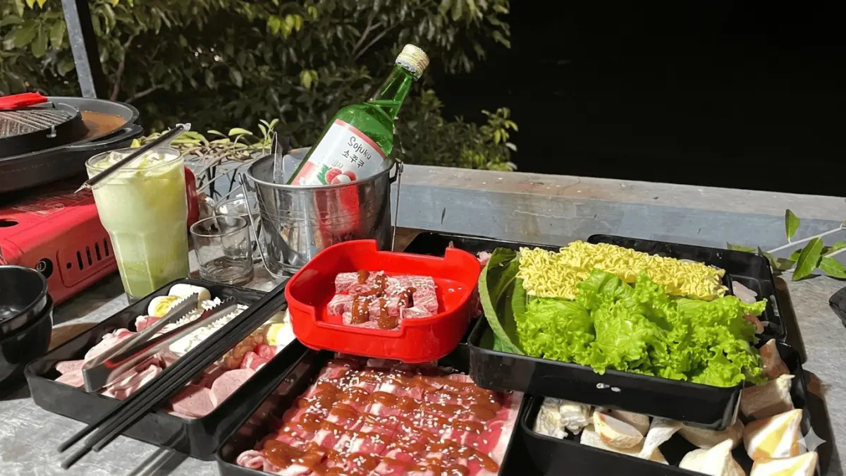 Paket grill lengkap dari daging hingga sayuran. (Bela / Google Maps)