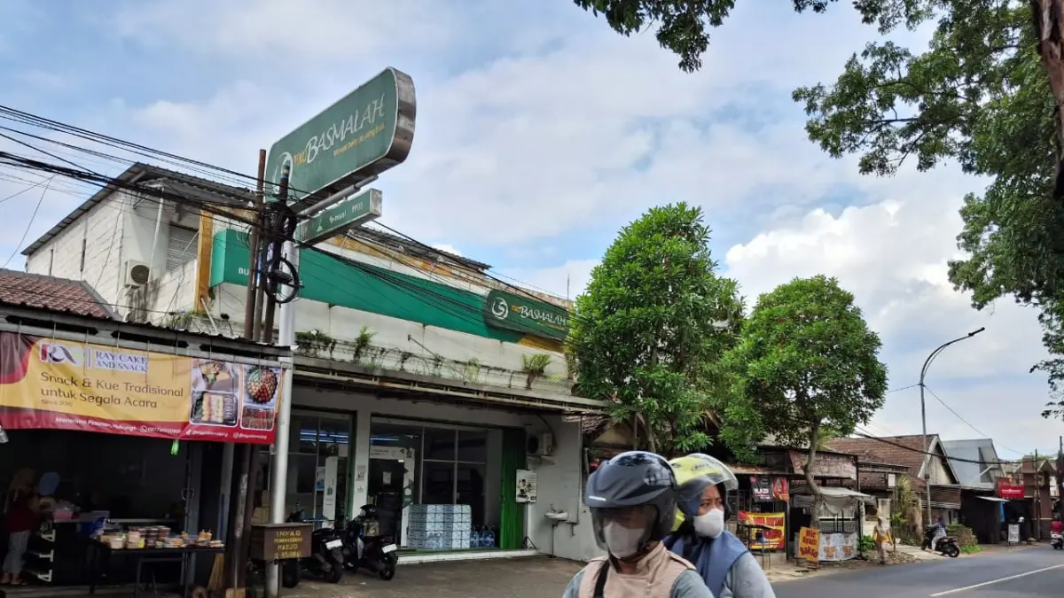PELAKUNYA TERTANGKAP: Toko Swalayan Basmallah di Jalan Mayjend Sungkono, Kelurahan Buring, Kecamatan Kedungkandang jadi korban pencurian, 24 April lalu. (Nabila Amelia / Radar Malang)