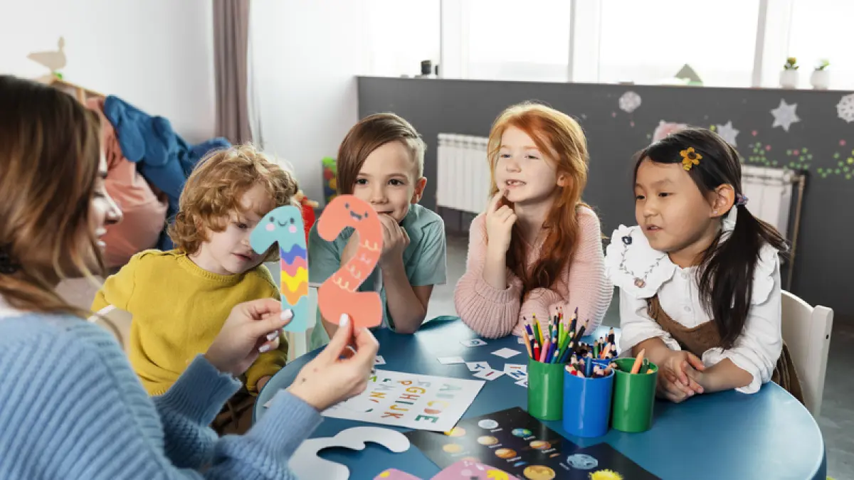 Pengasuh daycare mendampingi anak dalam aktivitas harian yang edukatif dan terarah. (Freepik)