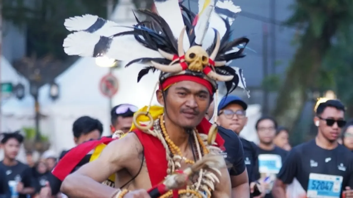 SEMARAK: Salah satu peserta menggunakan kostum unik pada event Half Marathon, Minggu (26/4).&nbsp;