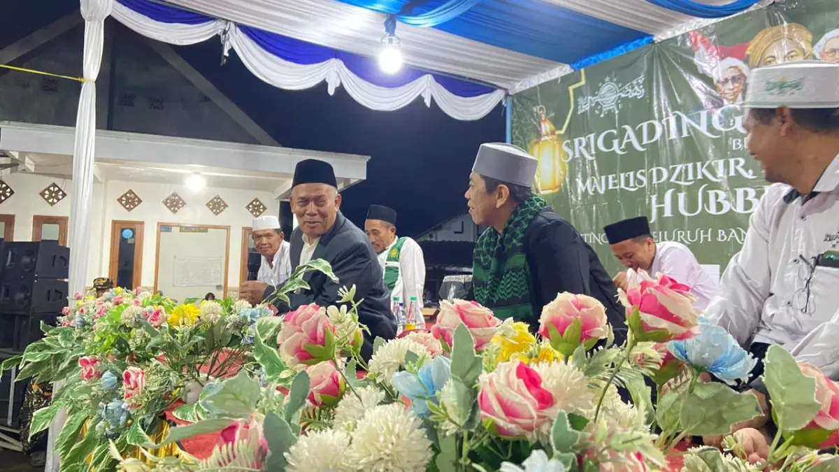 SIRAMAN ROHANI: Ketua PW NU Jatim periode 2018-2023 KH Marzuqi Mustamar dalam acara pengajian di Desa Srigading, Kecamatan Lawang, Senin malam (27/4). Mardi Sampurno/Radar Malang