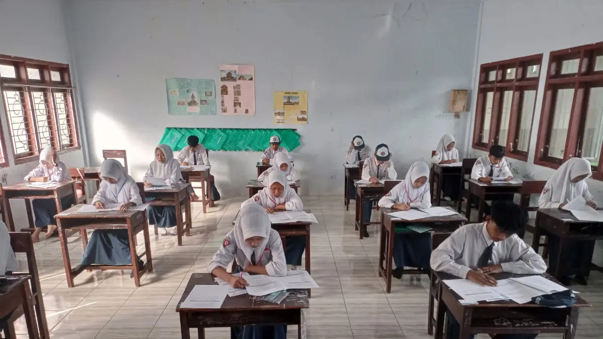 Siswa SMP Ali Utsman Gondanglegi mengerjakan soal ujian akhir kelas beberapa waktu lalu. (Nahdiatul Affanadiah/Radar Kanjuruhan)