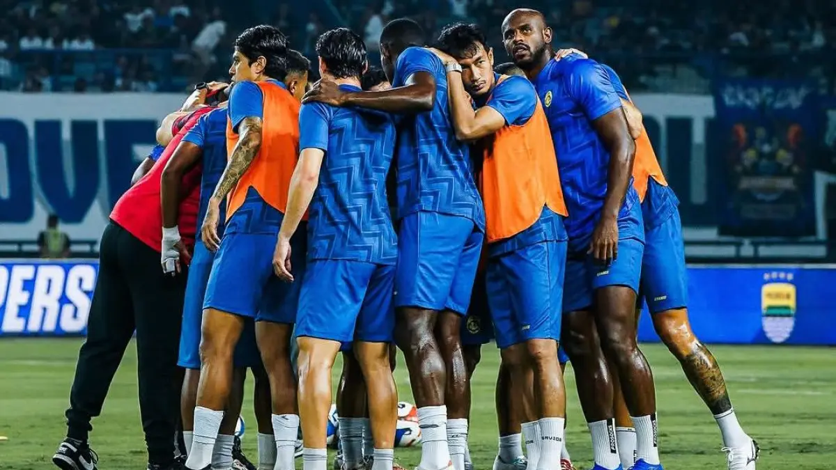 Sore ini pukul 15.30 WIB, Arema FC vs Persebaya di Stadion Kapten I Wayan Dipta. Tanpa suporter, tapi dengan segenggam asa dan tren positif. Lucas Frigeri yakin bawa pulang 3 poin! (Instagram @aremafcofficial)