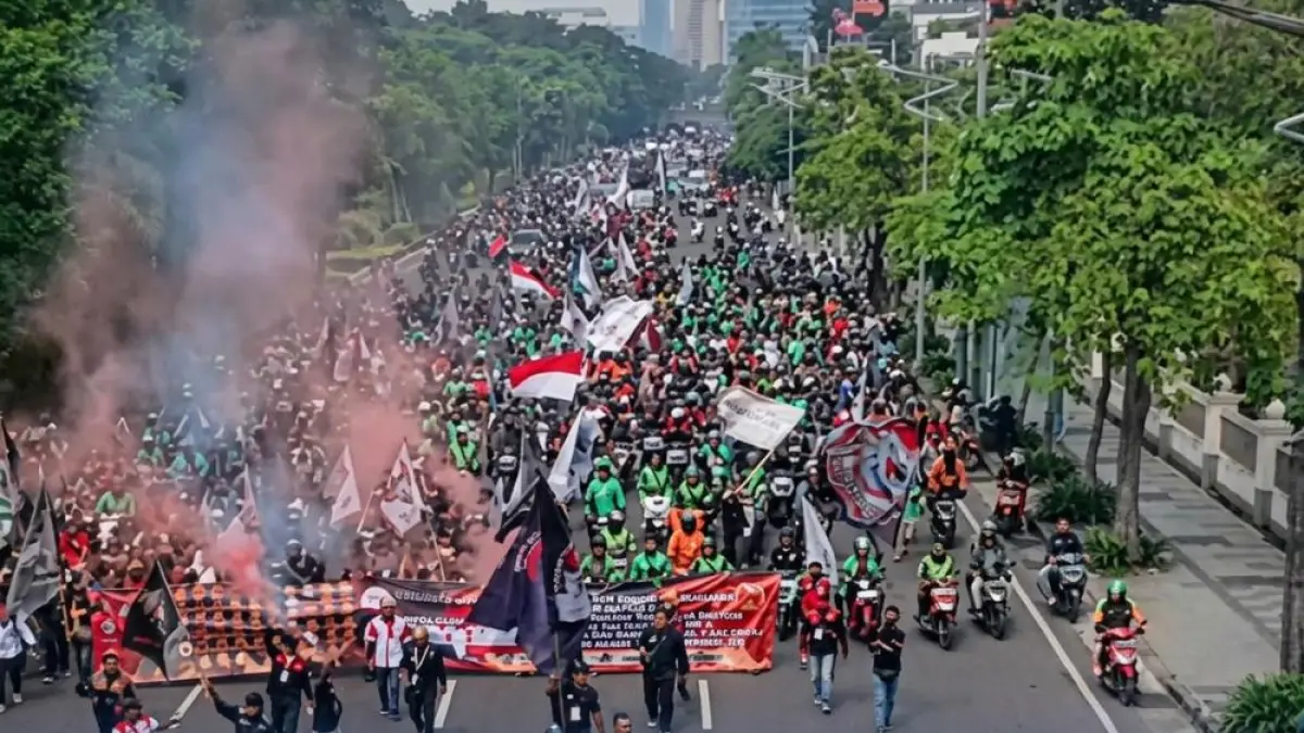 SUARAKAN PROTES: Ribuan ojol menggelar aksi unjuk rasa Aliansi DOBRAK. Massa mendesak pengesahan Perda terkait standardisasi tarif dan pemotongan komisi aplikator yang dinilai mencekik pengemudi. (Sumber: Istimewa) 