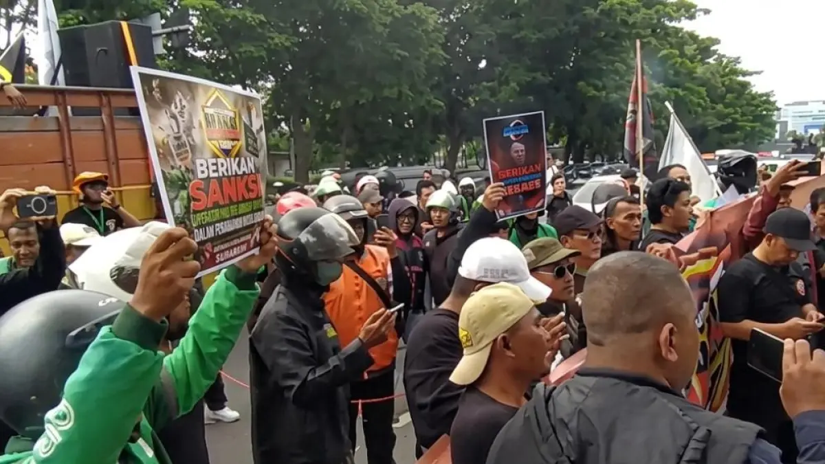 SURABAYA MACET: Sebanyak 3.000 driver ojek online yang tergabung dalam aliansi DOBRAK turun ke jalan menuju Gedung DPRD Jatim. Polisi himbau warga untuk menghindari jalur demo. (Sumber: Istimewa) 