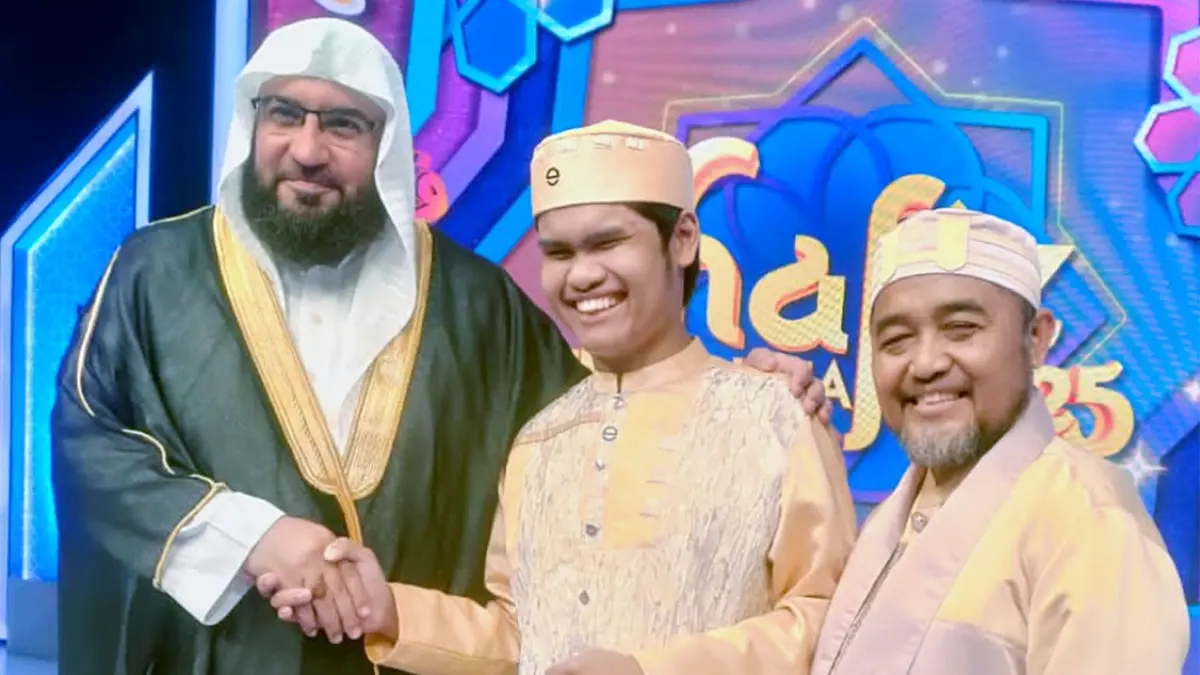 TAMU INSPIRATIF: Ahmad Syihab Athaillah (tengah) berfoto bersama para juri di program Hafiz Indonesia RCTI, 2025 lalu. (Ahmad Syihab Athaillah For Radar Malang)