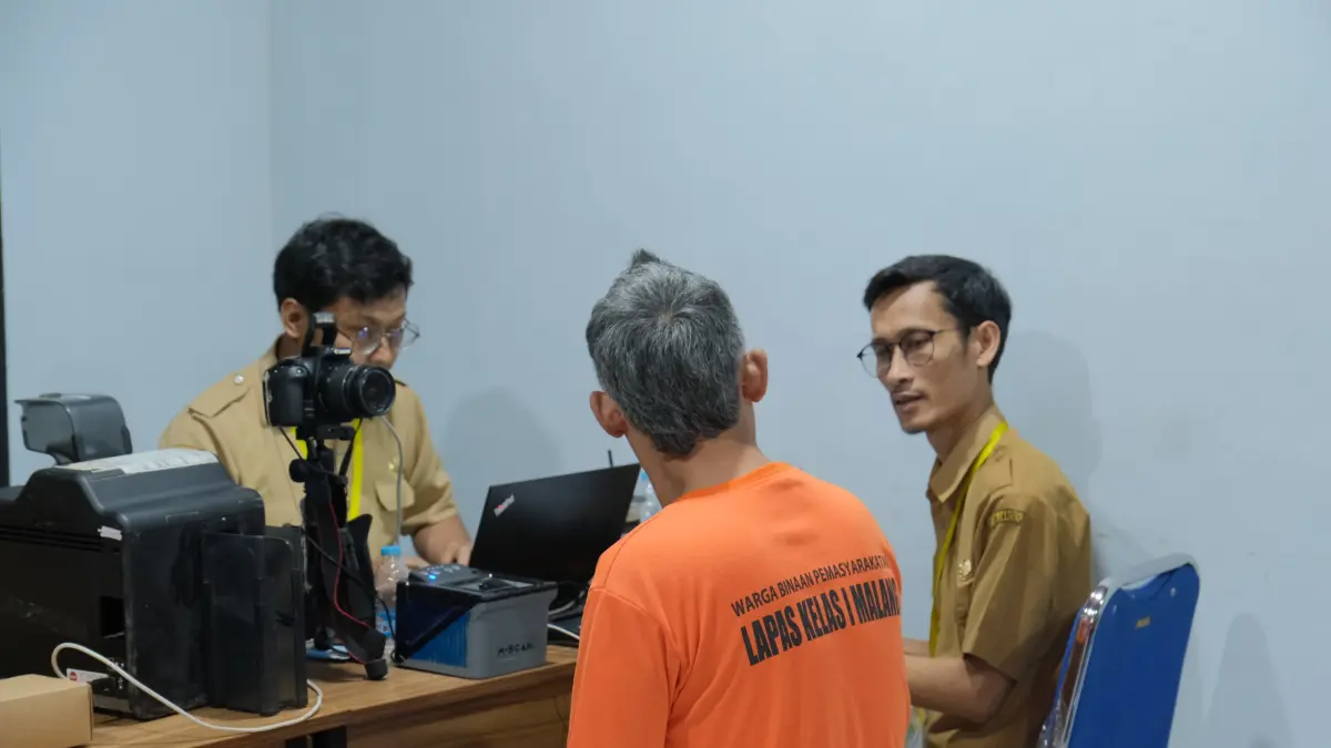 &nbsp;Warga binaan Lapas Kelas I Malang menjalani validasi NIK bersama petugas Dispendukcapil, Senin (27/4). (Lapas Kelas I Malang)