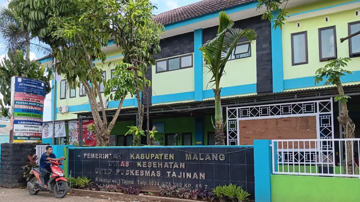 Warga menunggu jam buka layanan di Puskesmas Tajinan, kemarin pagi (28/4).(Indah Mei Yunita/Radar Malang)