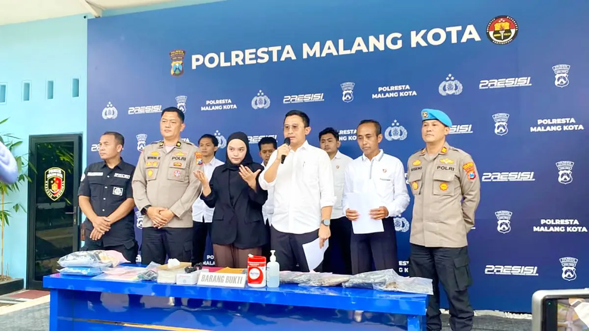 ADA TERSANGKA BARU: Kasat Reskrim Polresta Malang Kota AKP Rakhmad Aji Prabowo (pegang mic) memaparkan perkembangan kasus penggelapan yang terjadi di PT Gaganeswara, kemarin. (NABILA AMELIA/RADAR MALANG)