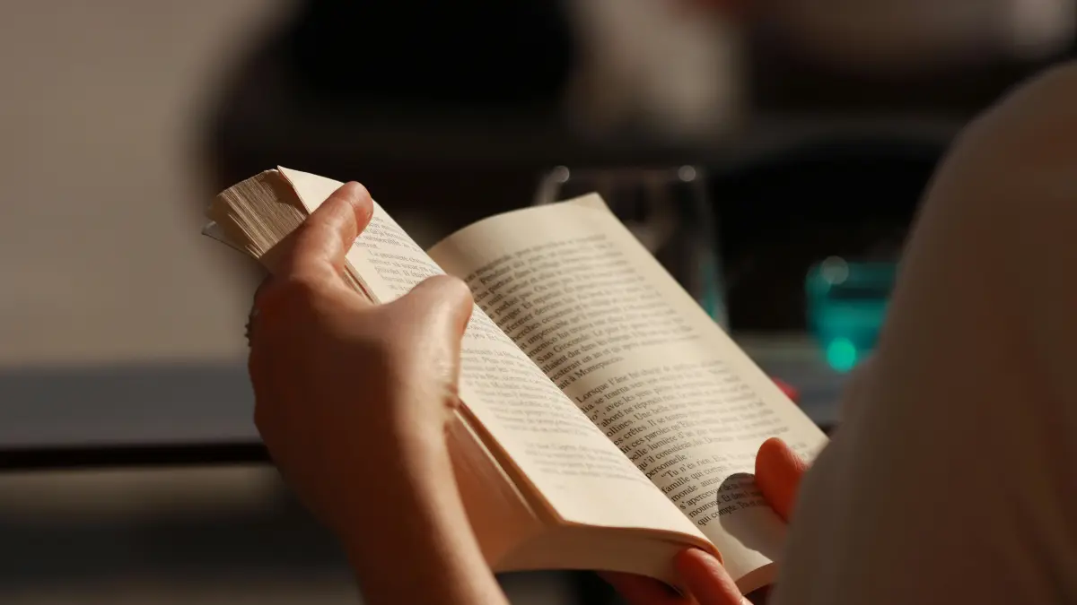 Aktivitas membaca aktif yang dilakukan siswa untuk memperkuat literasi dan pemahaman mendalam terhadap materi kurikulum. (Foto: Pexels)
