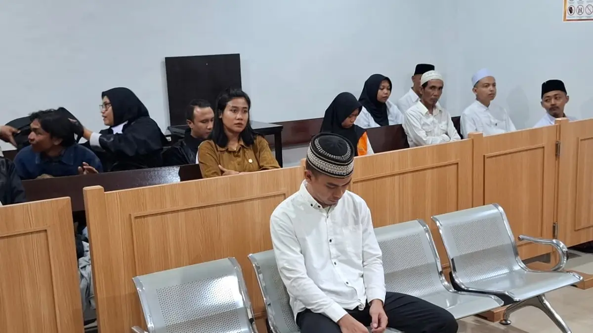 &nbsp;Alfan Harvi Putra menjalani sidang di PN Kepanjen terkait kasus penerimaan narkotika dari luar negeri, Senin (27/4). (Biyan Mudzaky Hanindito/Radar Malang)
