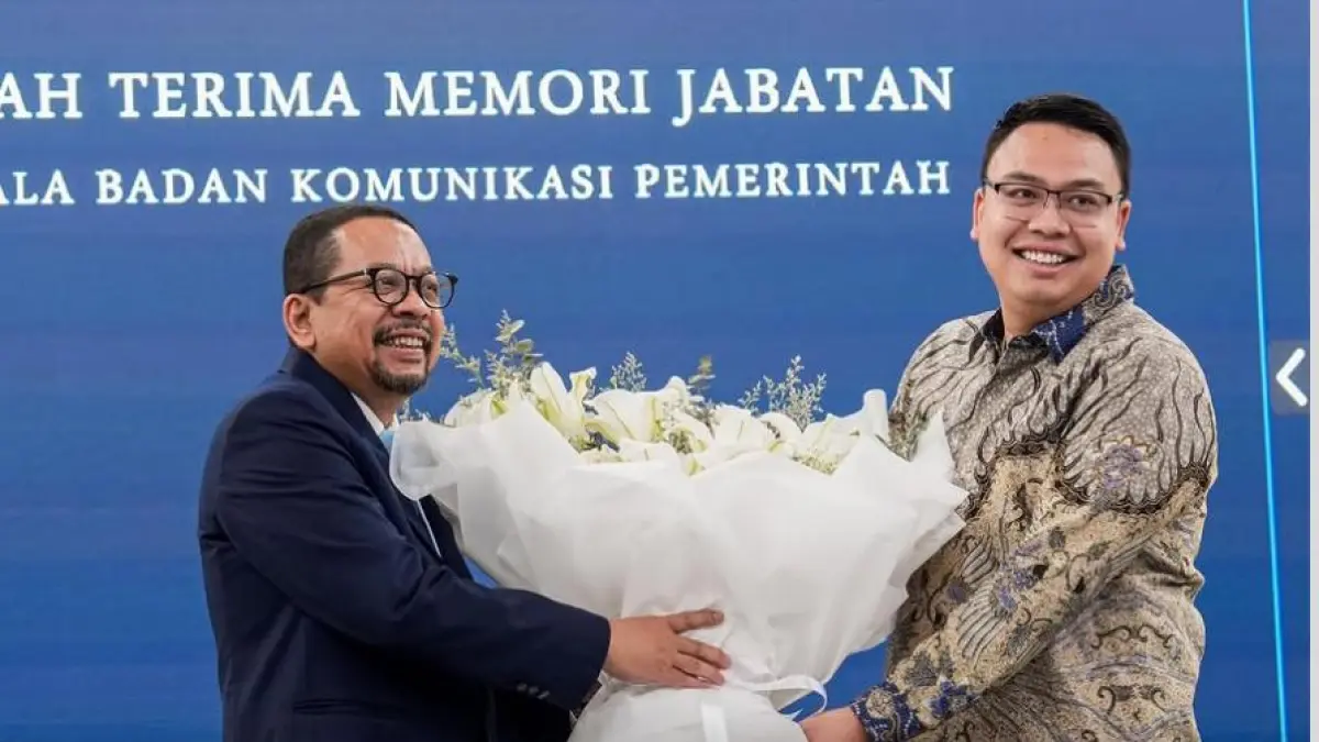 Angga Raka Prabowo dan Muhammad Qodari dalam acara serah terima jabatan Kepala Badan Komunikasi Pemerintah, pada Selasa, (28/4). (@bakom.ri)
