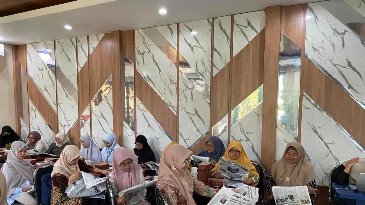 ANTUSIAS : Ketua PKG Lowokwaru Rahayu Asyhari SPd MPd (kiri senyum), sangat bersyukur bisa mengikuti Diklat Jurnalistik Guru yang diadakan Jawa Pos Radar Malang bersama Disdikbud Kota Malang.