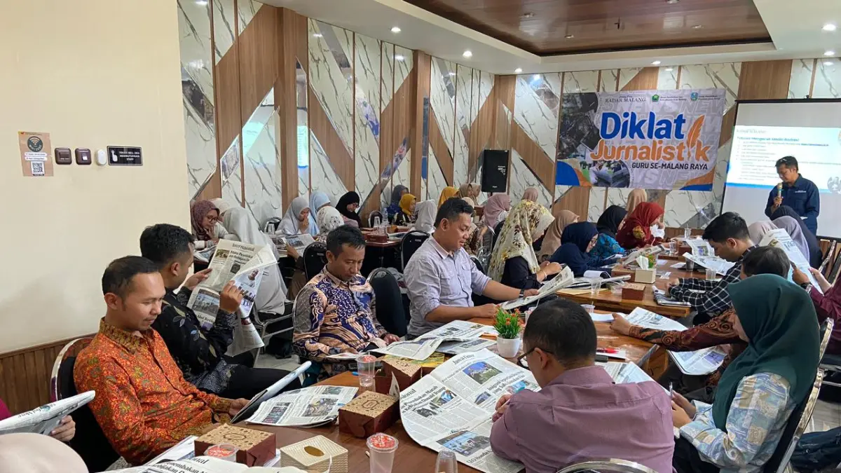 ANTUSIAS : Para peserta Diklat Jurnalistik Guru SMA dan MA se-Kabupaten Malang belajar mengobservasi berita melalui koran Jawa Pos Radar Malang.