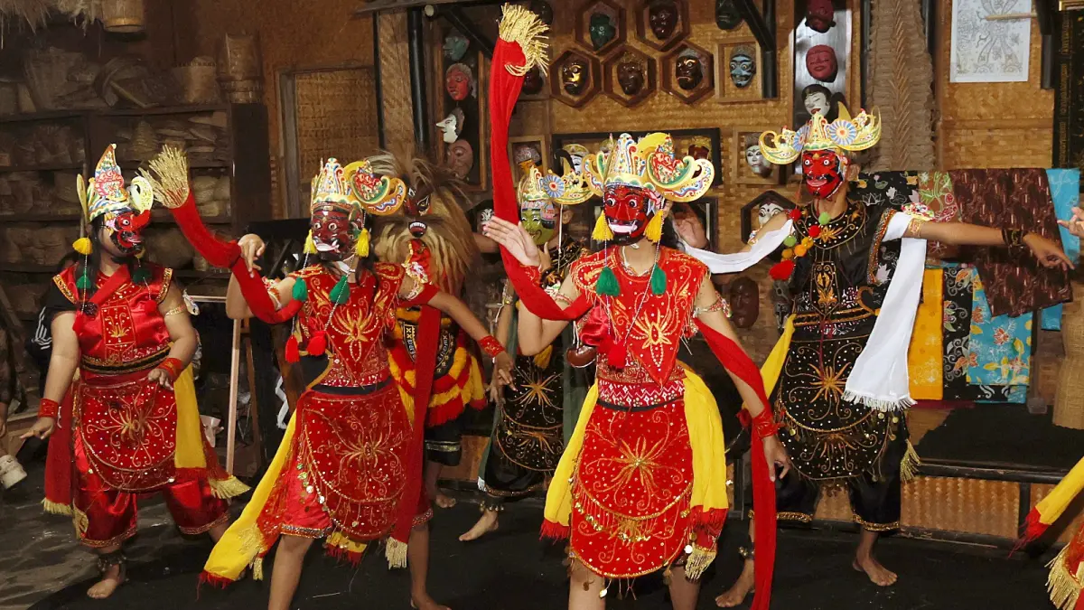 ANTUSIAS: Peringatan Hari Tari Sedunia di Kampung Budaya Polowijen (KBP) dibuka dengan Tari Topeng Sabrang, kemarin sore. (DARMONO/RADAR MALANG)