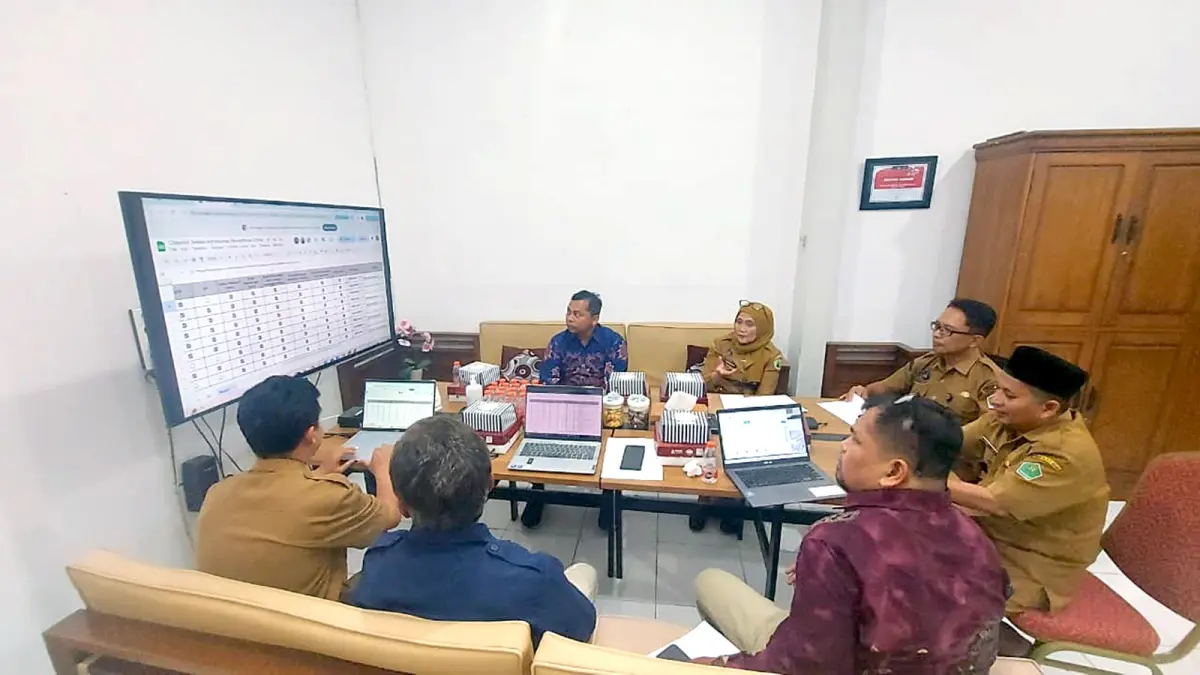 BERAGAM LATAR BELAKANG: Proses seleksi administrasi dilakukan Disdikbud Kota Malang terhadap kandidat-kandidat DPKM, kemarin (29/4). (DISDIKBUD KOTA MALANG FOR RADAR MALANG)