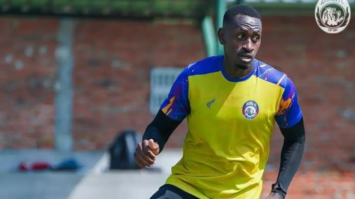 BERTEKAD BANGKIT: Gelandang Arema FC Mathues Blade mengontrol bola dalam sesi latihan di Dreams Football Pitch, beberapa waktu lalu. (foto: MO Arema FC)
