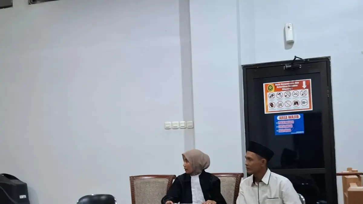 DIVONIS BERAT: Aris saat dalam persidangan. Foto: Biyan Mudzaky Hanindito