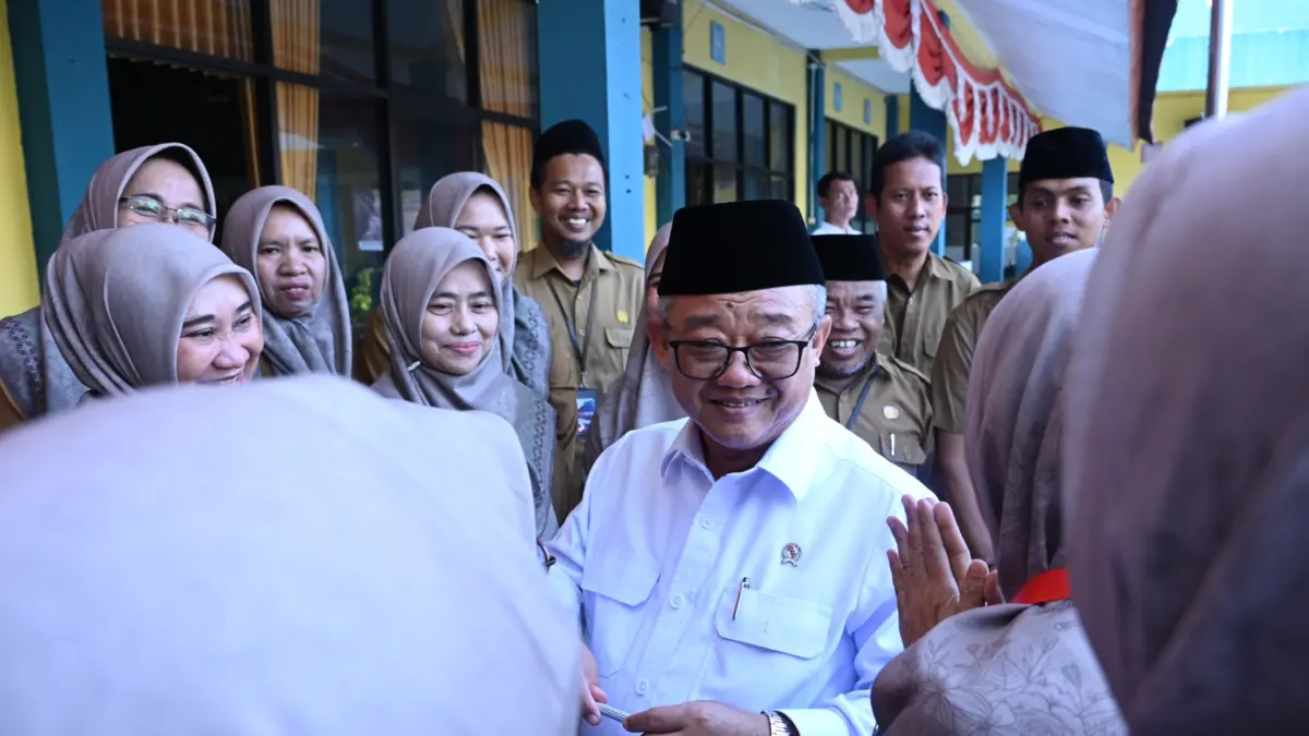 DUKUNG KESEJAHTERAAN GURU: Mendikdasmen Abdul Mu’ti berkunjung ke SDN Cipayung 01 Ciputat pada Selasa (28/4) kemarin. (Dok. Kemendikdasmen)