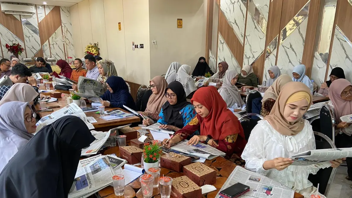 FOKUS : Guru SMKN 1 Kepanjen Reni Ike Sulistyowati  MPd (kanan), yang rutin menjadi peserta Diklat Jurnalistik Guru tiap tahunnya.