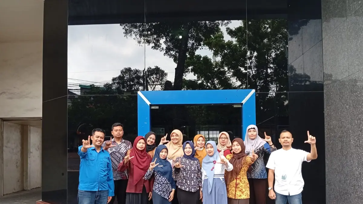 FULL SUPPORT : Direktur Penerbit dan Percetakan Intrans Publishing Grup Wawan Sulthon Fauzi (kanan) menjadi narasumber dan kreator program penulisan buku untuk guru se-Malang Raya bersama Jawa Pos Radar Malang.
