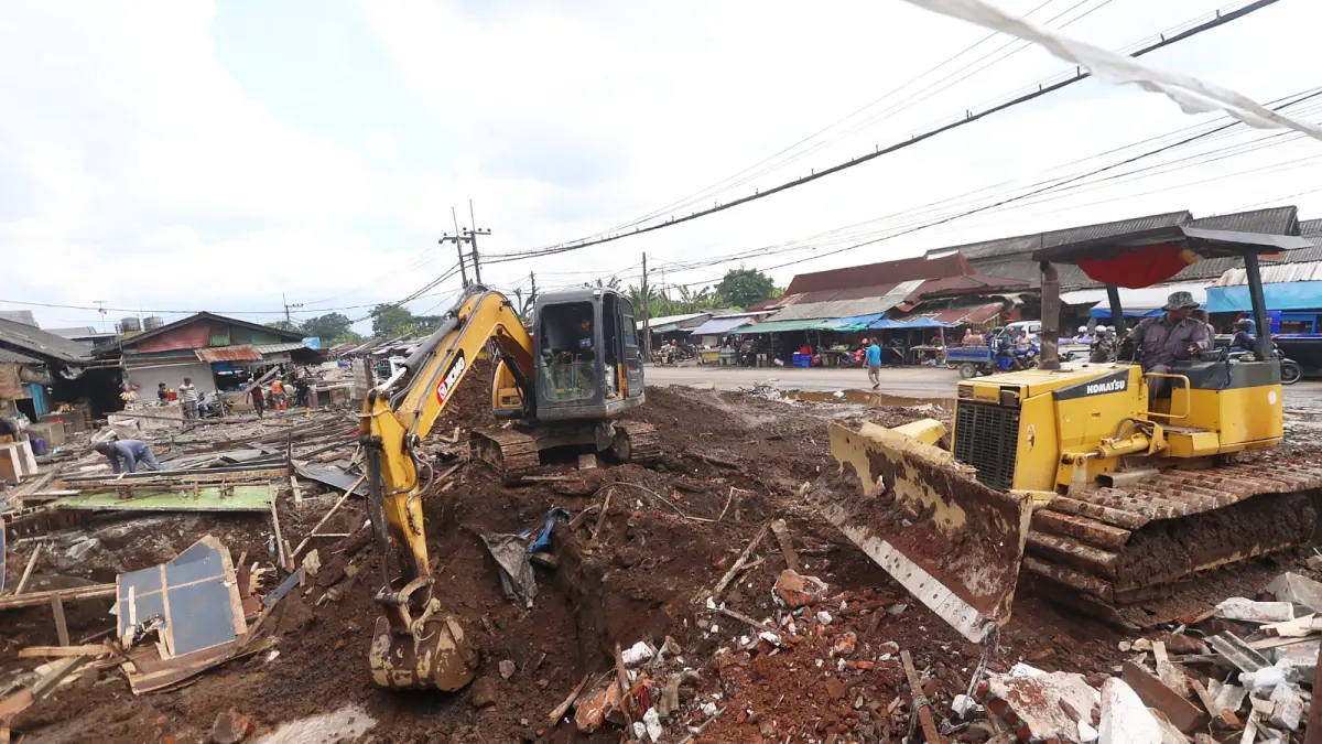 HARUS STERIL: Area yang sebelumnya ditempati pedagang buah dan ikan di Pasar Gadang mulai diratakan, kemarin (29/4). (DARMONO/RADAR MALANG)