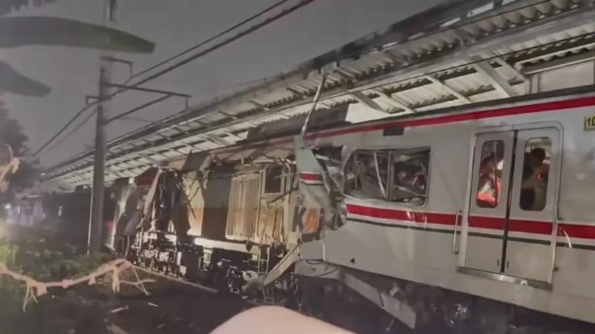 Jumlah korban meninggal dunia karena insiden tabrakan KA Argo Bromo Anggrek dengan KRL di Bekasi bertambah menjadi 15 orang. (Tiktok/faizalviano2).