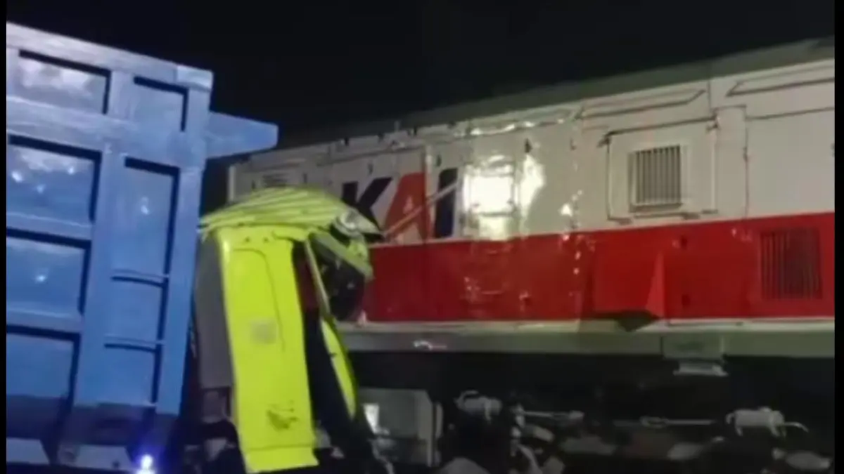 KA Dhoho menabrak truk bermuatan pasir yang mogok di perlintasan Blitar, pada Selasa (28/4). (@tinaaulia50)