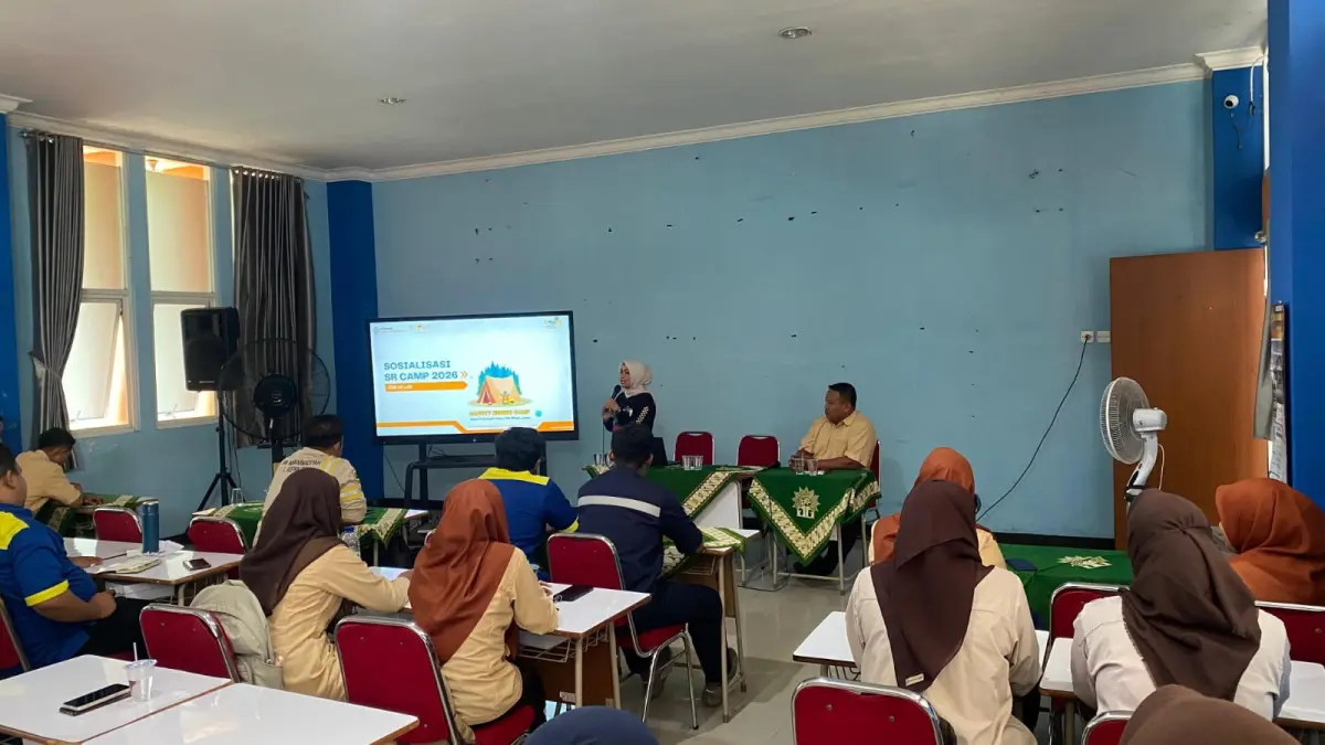 KOMITMEN: Para guru mendapatkan pembekalan menyeluruh terkait keselamatan berkendara, mulai dari teknik dasar berkendara aman hingga prediksi potensi bahaya di jalan.
