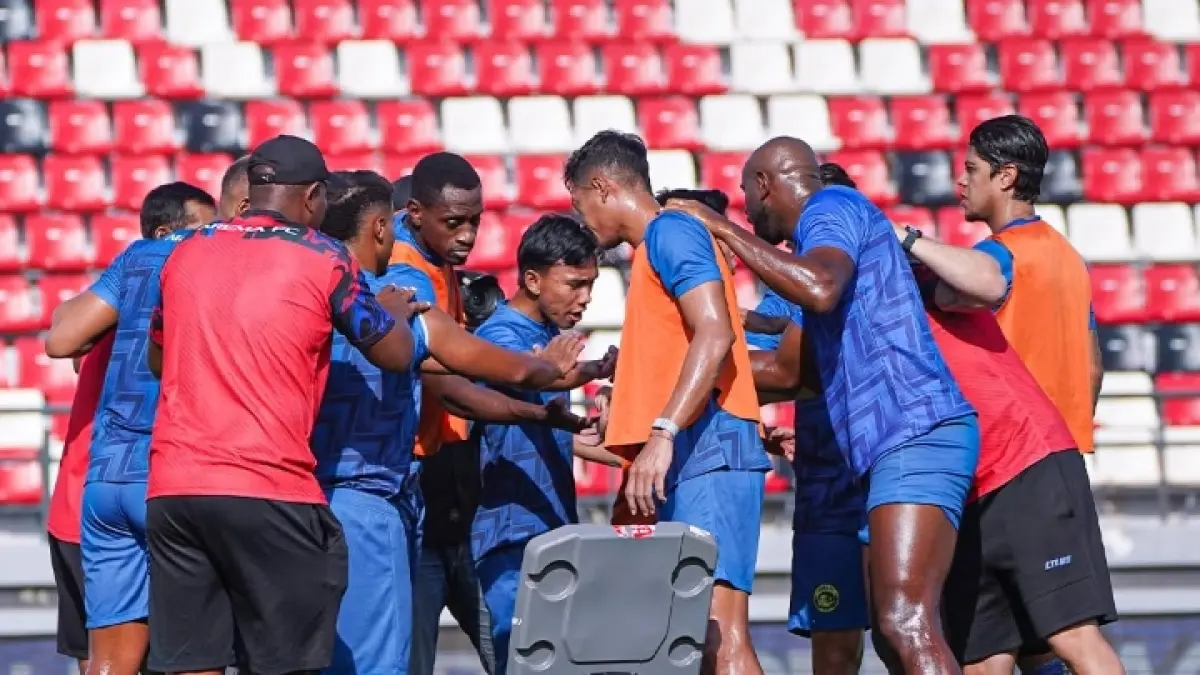 KOMPAK: Pemain Arema FC saat latihan.