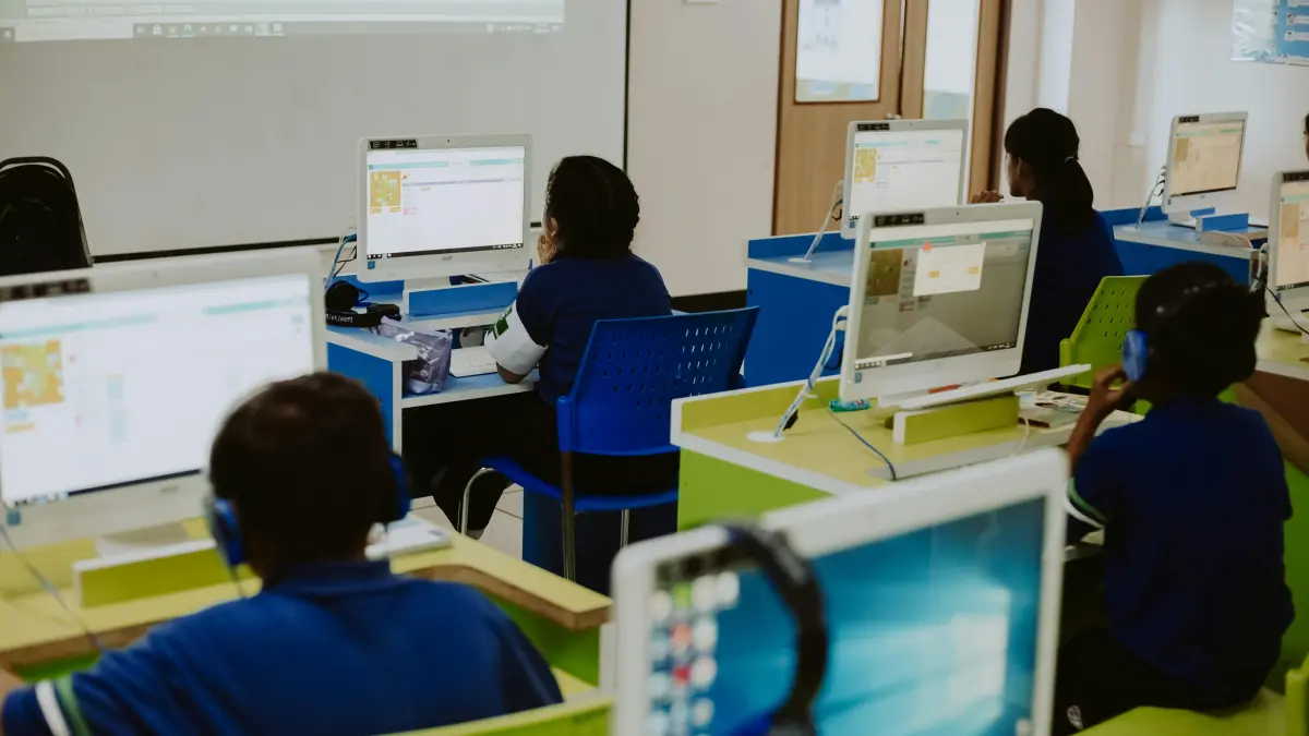 Literasi digital tidak hanya mencakup kemampuan operasional gawai, tetapi juga kemahiran dalam mengevaluasi akurasi data yang dihasilkan oleh algoritma dan teknologi AI. (Foto: Pexels)