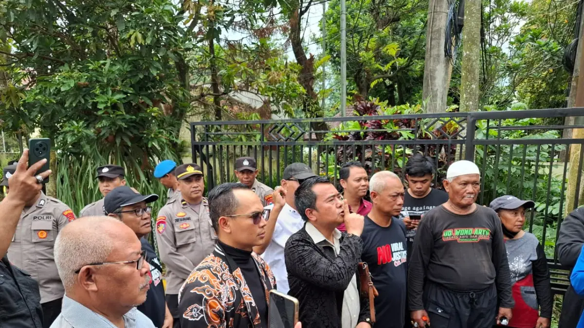 M. Sholeh (empat dari kanan) bersama Pak Dur (tiga dari kanan) keluar dari ruang penyidik Satreskrim Polres Malang, kemarin siang. (Biyan Mudzaky Hanindito/Radar Malang)