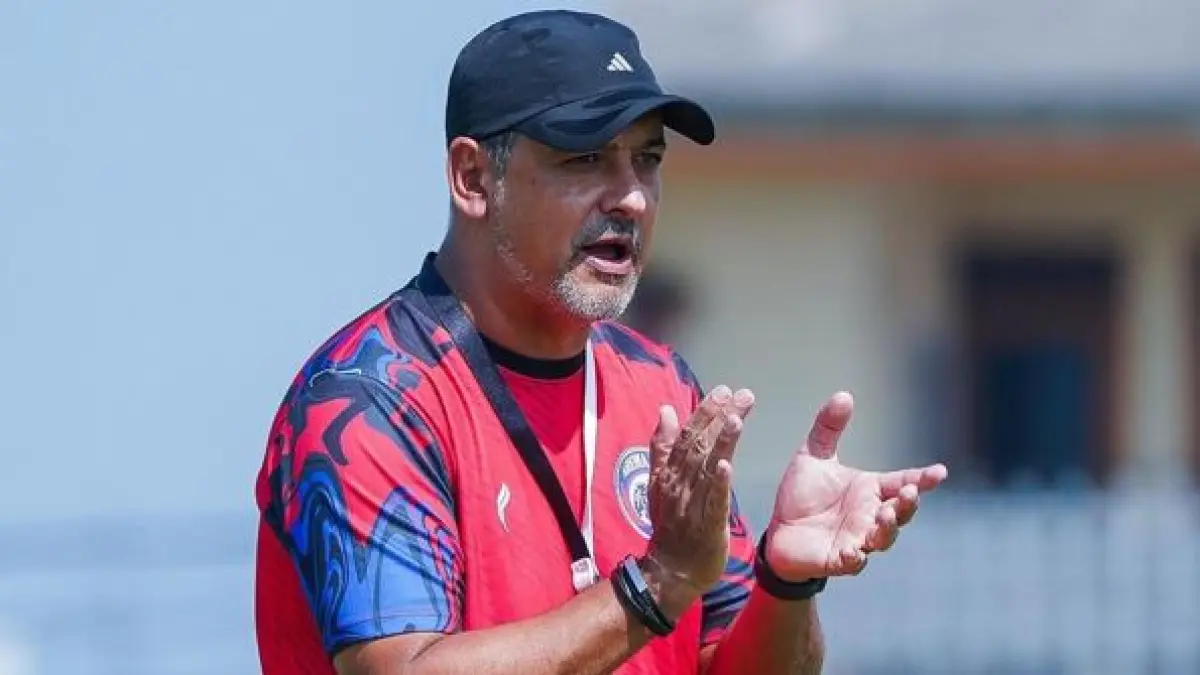 MAKSIMALKAN PERSIAPAN: Pivot Unggul FC Malang (kanan) berhasil membobol gawang Fafage Banua dalam laga PFL Series Papua, pekan lalu. (Foto: MO Unggul FC Malang)
