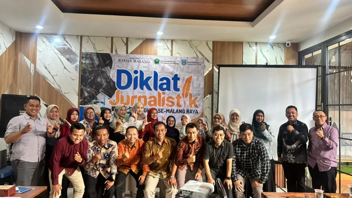 PERKUAT LITERASI : 25 guru SMA dan MA se-Kabupaten Malang mengikuti Diklat Jurnalistik yang diadakan Jawa Pos Radar Malang bersama Cabdindik wilayah Kabupaten Malang di Ocean Garden Soekarno Hatta, Selasa (28/4).