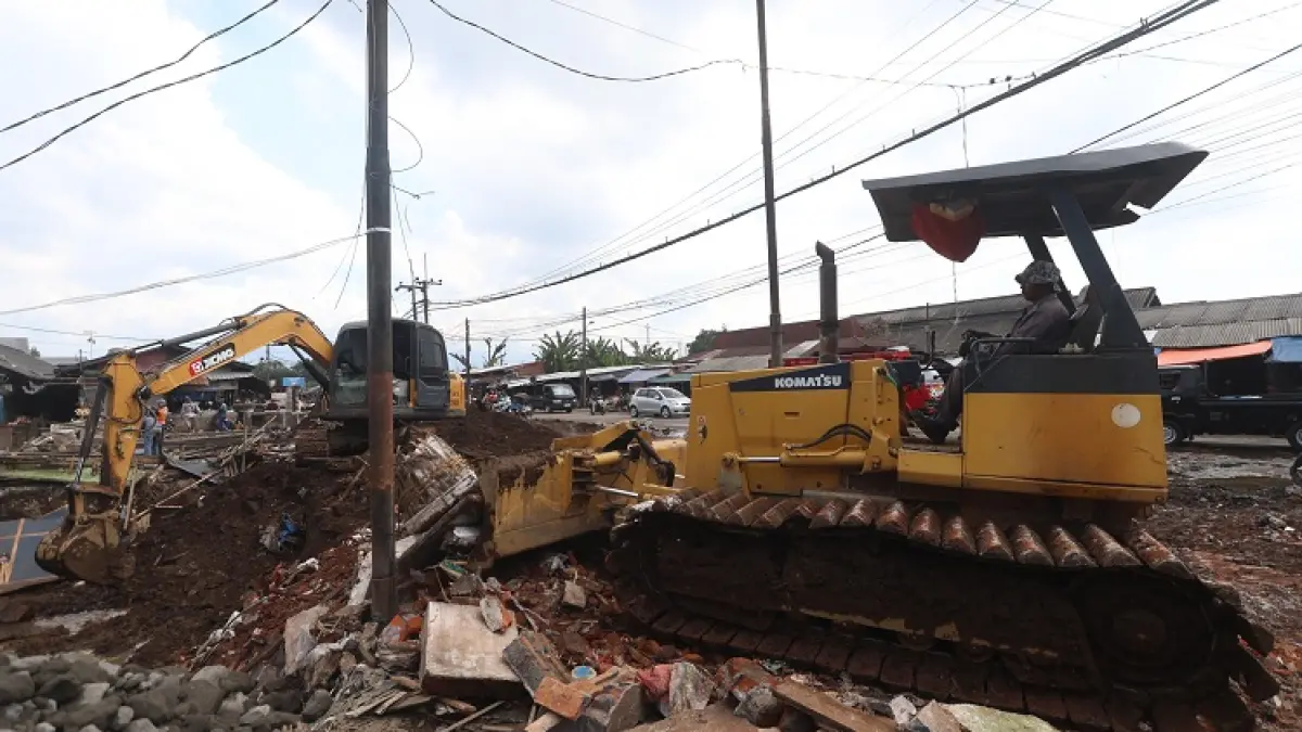PERSIAPAN: Proses pembersihan area yang menjadi lokasi proyek jalan di depan Pasar Gadang mulai dilakukan, kemarin (29/4). (DARMONO/RADAR MALANG)